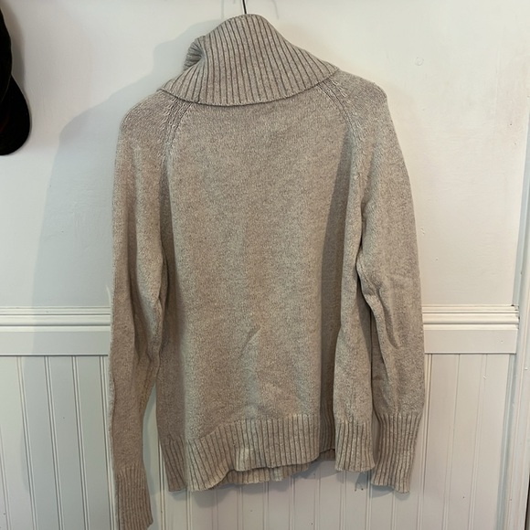 GAP tan heathered turtleneck - Picture 2 of 4
